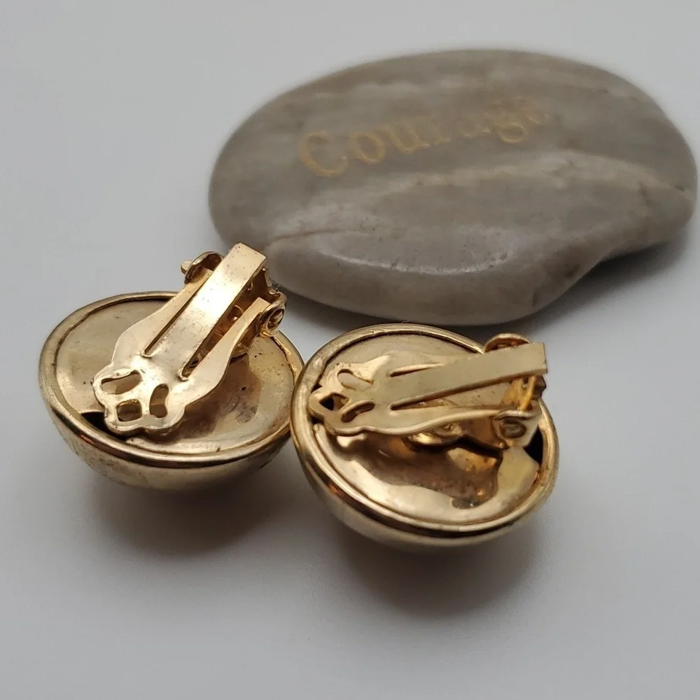 Clip on gold tone saucer‎ bulb earrings E118
